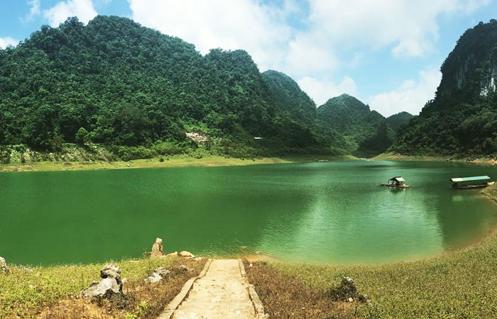 visit-cao-bang thang hen lake